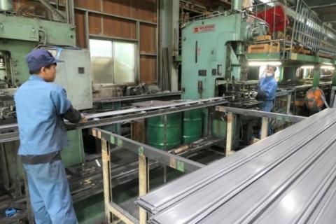 特殊軽量形鋼製作、冷間ロール成形加工